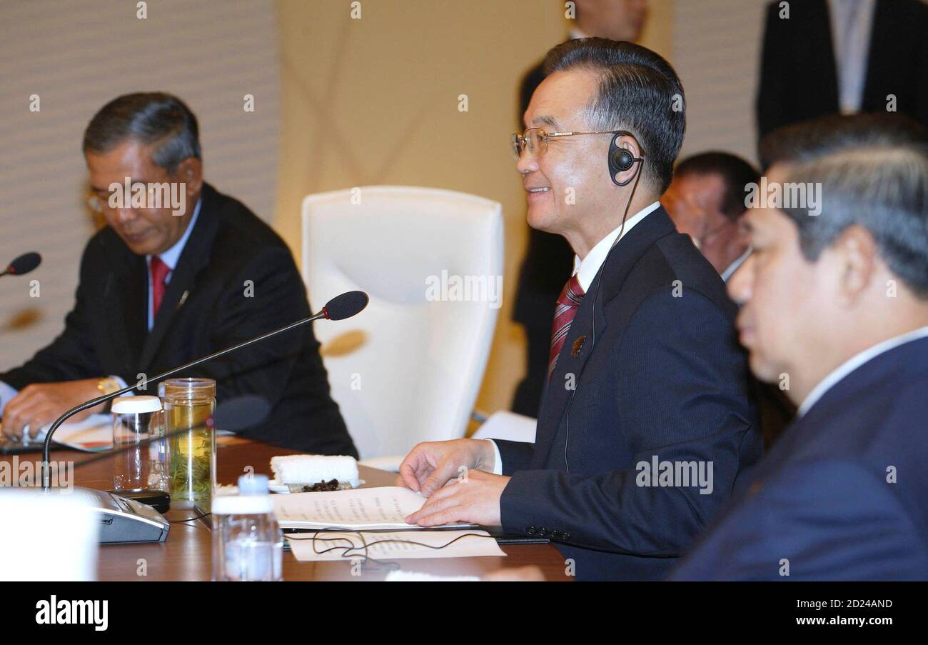 China's Premier Wen Jiabao (C) sits between Indonesia's President Susilo Bambang Yudhoyono (R) and Cambodia's Prime Minister Hun Sen during the Association of South East Asian Nations (ASEAN) Plus China meeting at the 13th ASEAN summit in Singapore November 20, 2007. REUTERS/Jonathan Drake/Pool (SINGAPORE) Banque D'Images