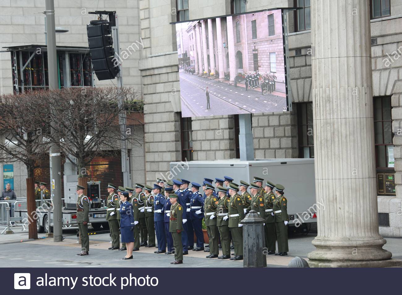 Des soldats irlandais défilent lors de la commémoration de l'ascension de 1916 à Dublin. Banque D'Images