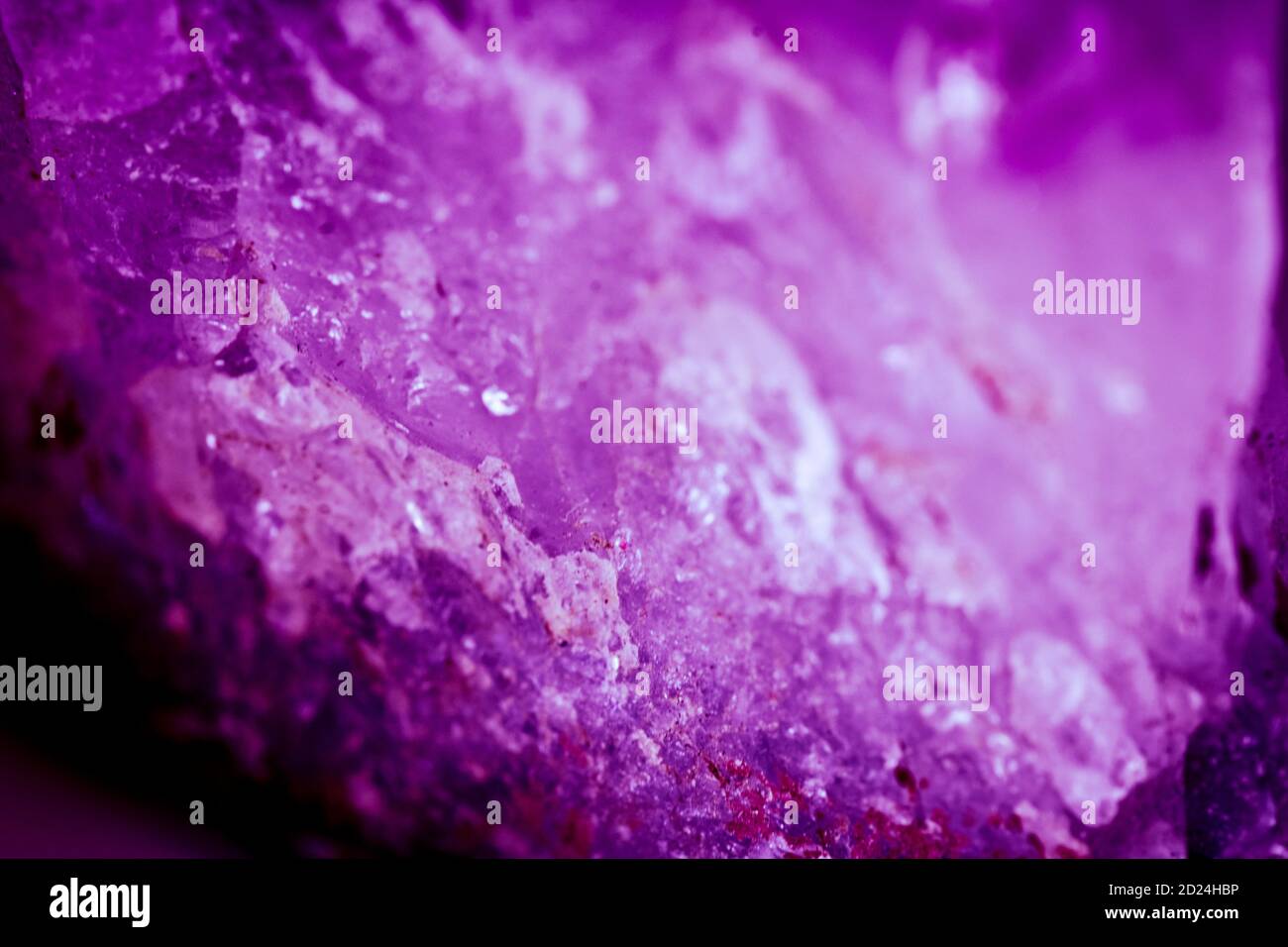 Arrière-plan à texture violette avec surface de grunge rugueuse. Couleurs lilas ou lavande fortes avec motif pierre ou roche délavée. Banque D'Images