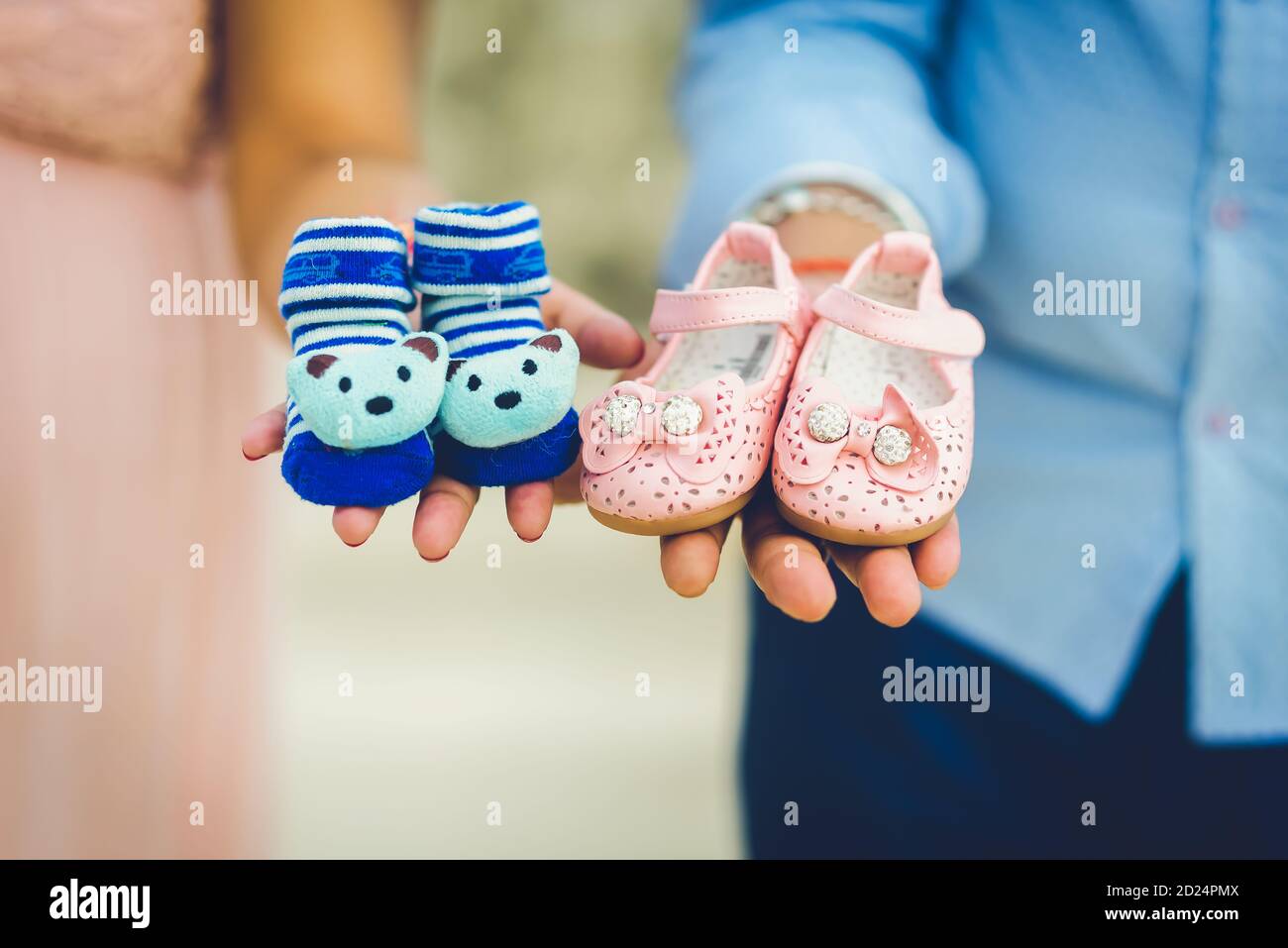 Petites Chaussures Pour Le Bebe A Naitre Dans La Nouvelle Maman Et Papa Photo Stock Alamy