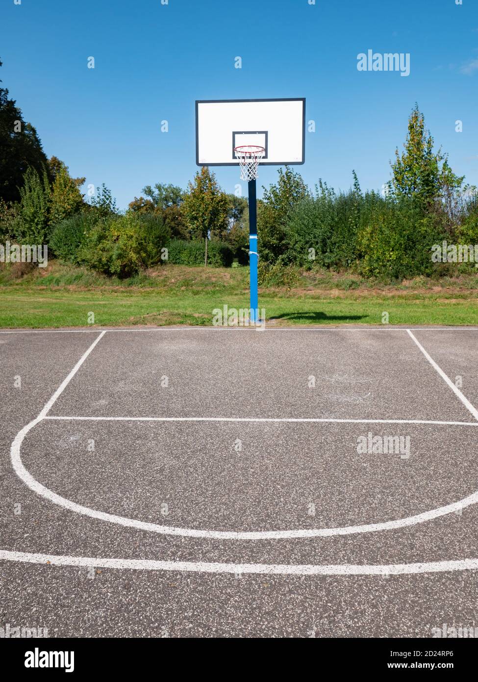 Terrain de basket-ball extérieur au parc de la ville, panier urbain Photo  Stock - Alamy