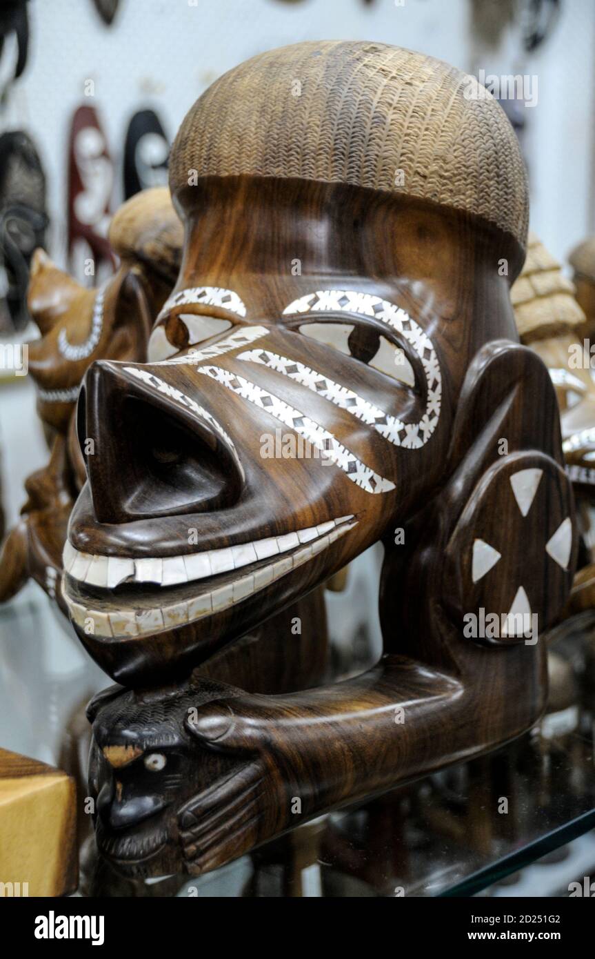 Un masque traditionnel en bois artisanal fidjien monté sur une base en bois en vente dans une boutique de souvenirs touristiques de Sigatoka, une ville provinciale du côté sud Banque D'Images