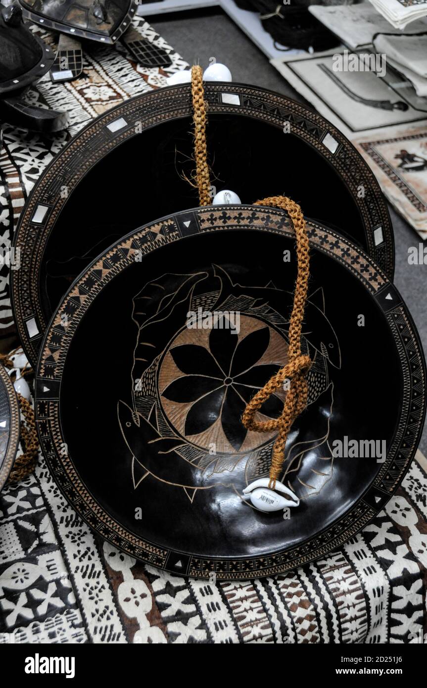 Une paire de bols de fruits fidjiens servant à préparer une boisson nationale des Fidji. Appelée « Waka ». La poudre de Waka est versée dans ces grands bols et dissoute Banque D'Images