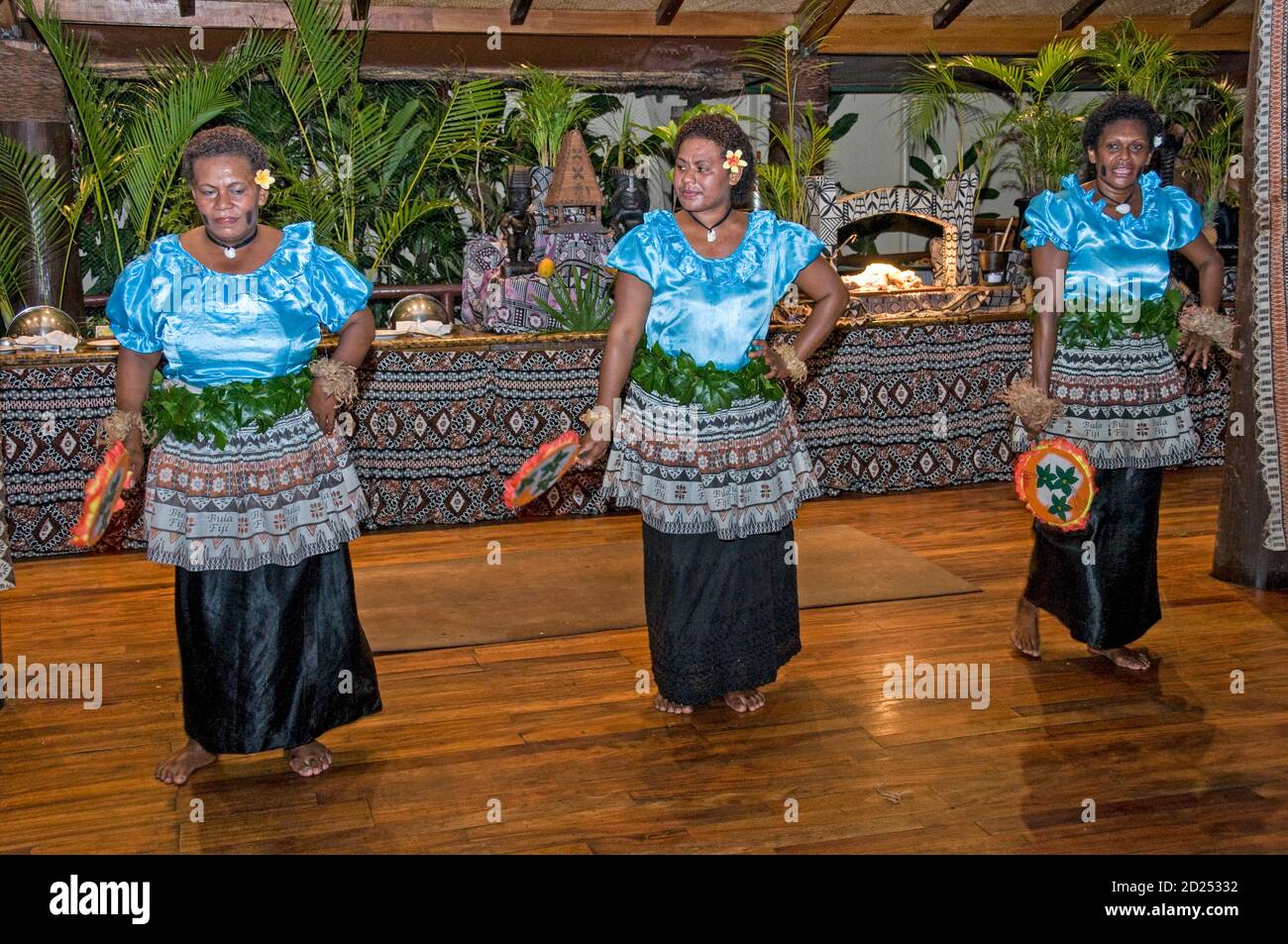 Un groupe de femmes fidjiennes en robe nationale, donnant un spectacle de soirée appelé la danse Meke dans un complexe de vacances sur Viti Levu à Fidji dans le Banque D'Images