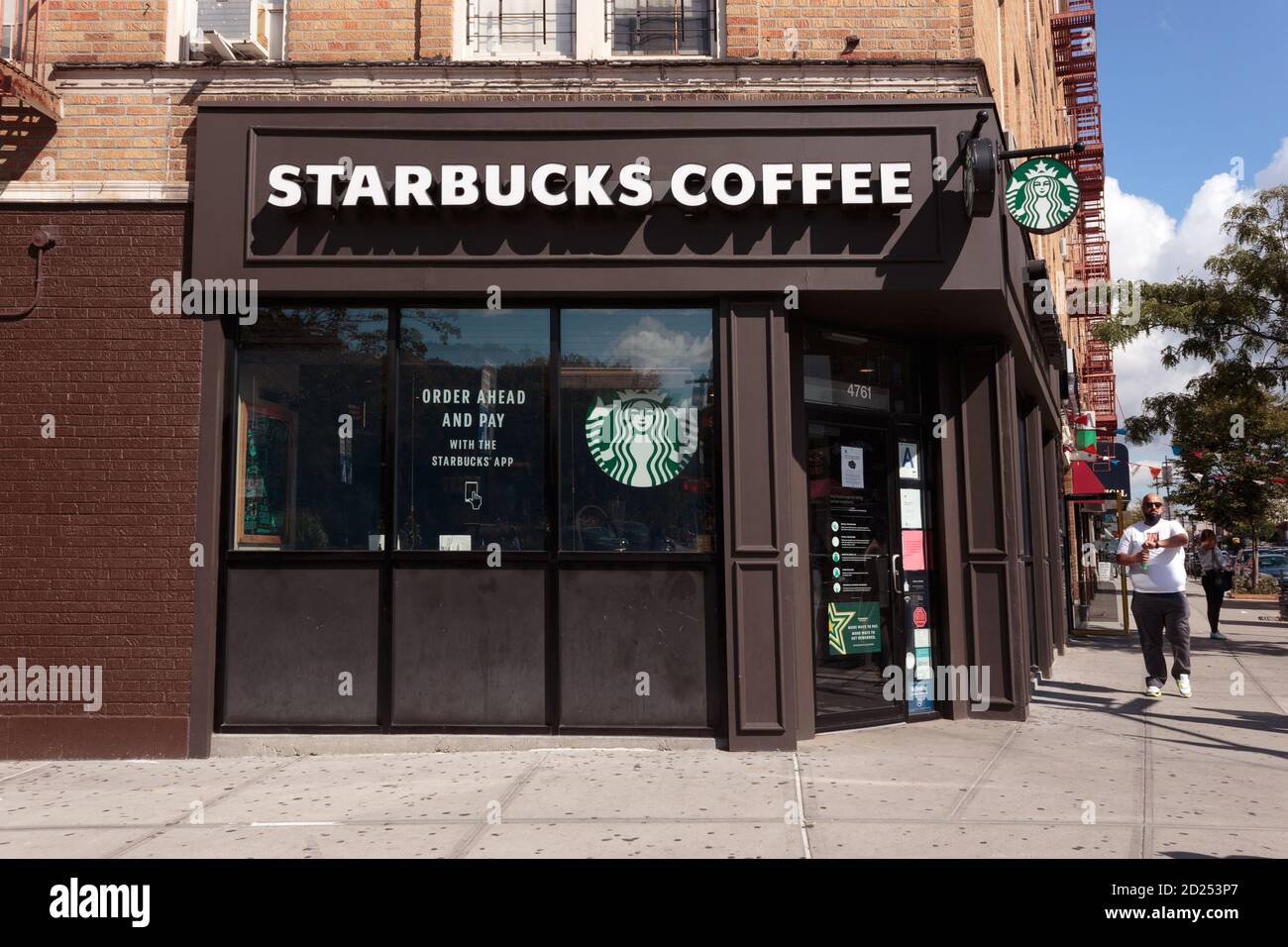 Café Starbucks au coin de Dyckman Street et Broadway dans le quartier Inwood de Northern Manhattan à New York Banque D'Images
