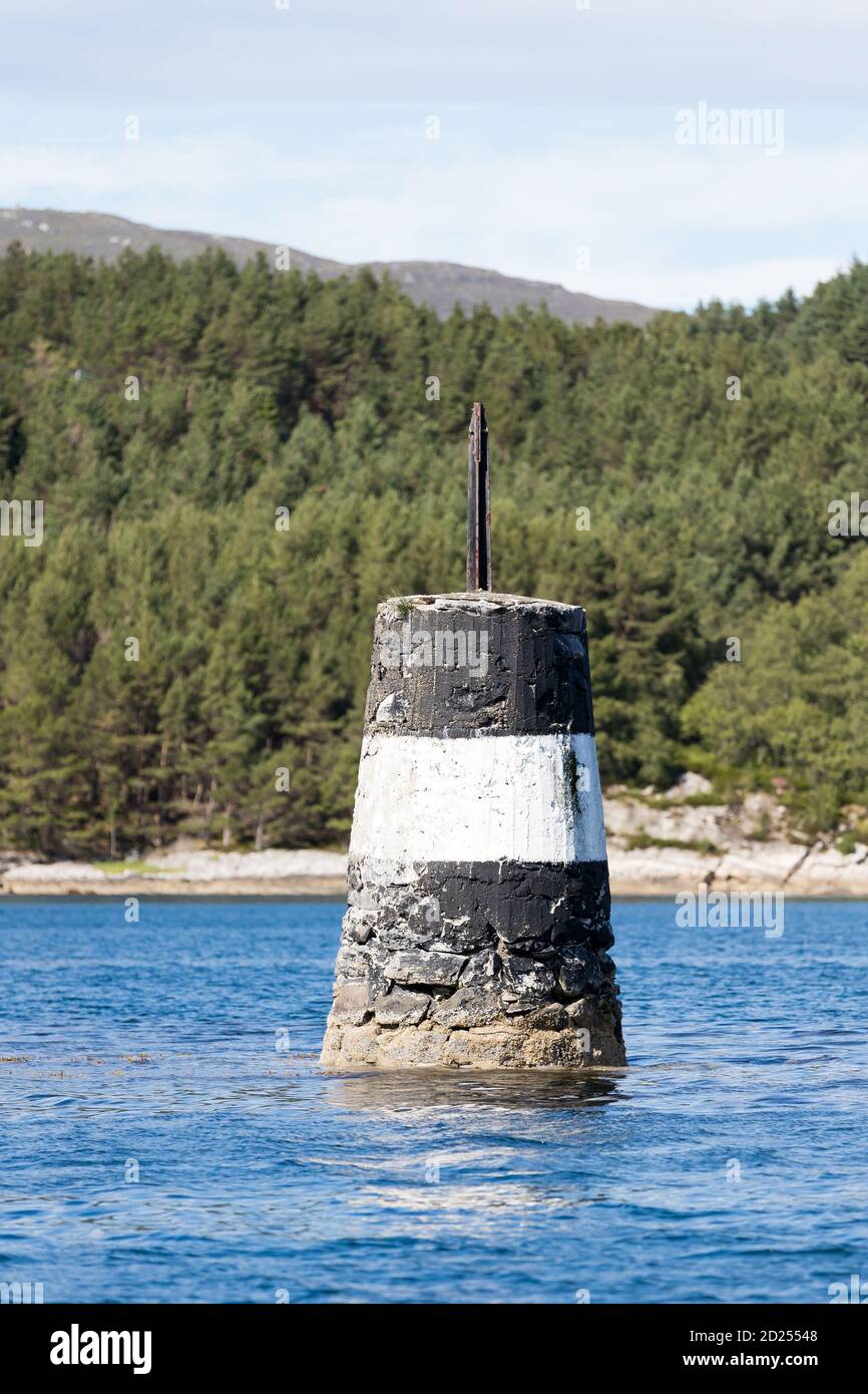 ULSTEINVIK, NORVÈGE - 2016 AOÛT 03. Marque de navigation sur un rocher sur la côte norvégienne. Banque D'Images
