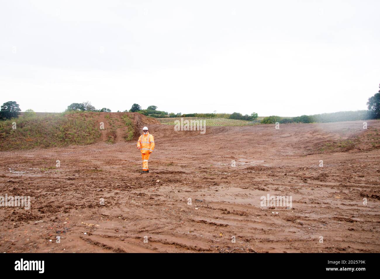 Warwickshire, Royaume-Uni. 05e octobre 2020. Warwickshire, Angleterre, Royaume-Uni. Un responsable de la sécurité HS2 traverse la terre en déstockage dans les bois autour de la forêt antique de Cubbington pour faire place à la ligne de chemin de fer à grande vitesse HS2 05 oct 2020. Crédit : Denise Laura Baker/Alay Live News Banque D'Images