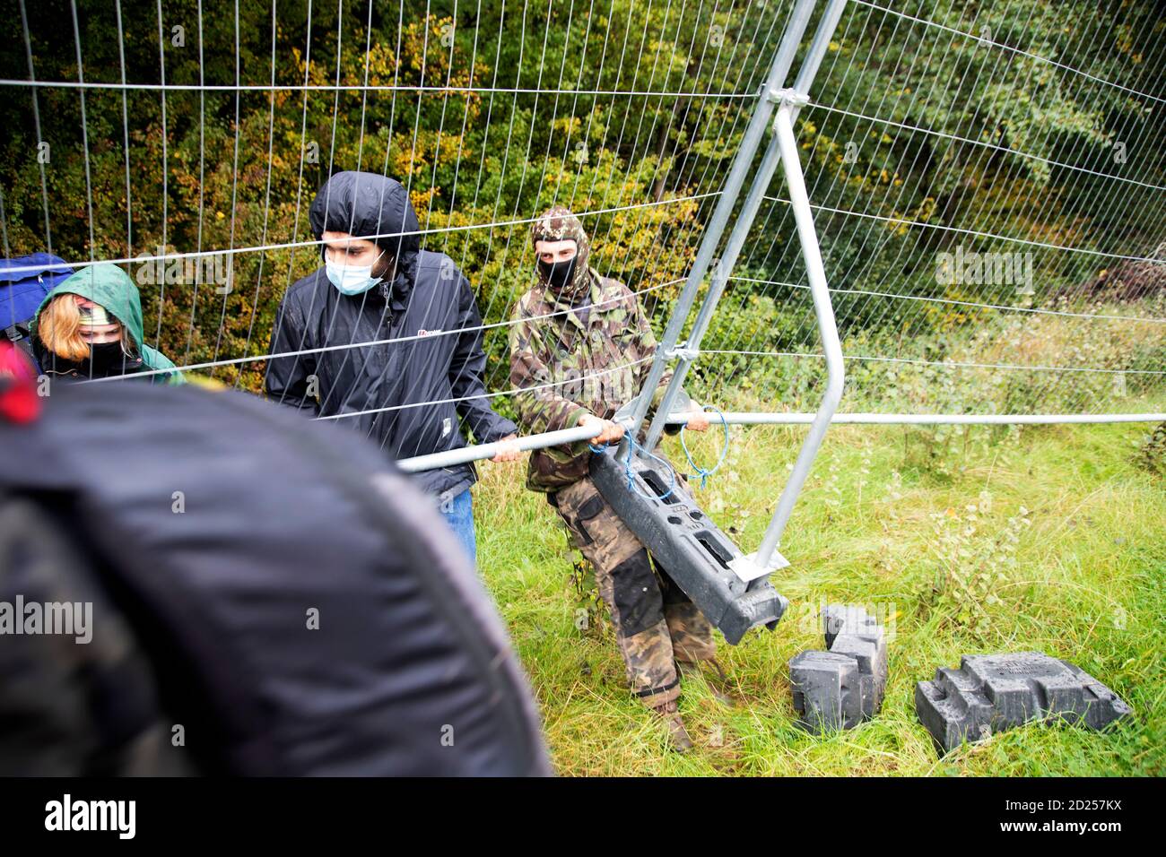 Warwickshire, Royaume-Uni. 05e octobre 2020. Les manifestants HS2 cassent les baricades HS2 afin de protéger et de rendre hommage à l'homme de 250 ans, arbre de l'année 2015, l'arbre de la poire de Cubbington qui doit être abattu le 05 octobre 2020 crédit: Denise Laura Baker/Alay Live News Banque D'Images