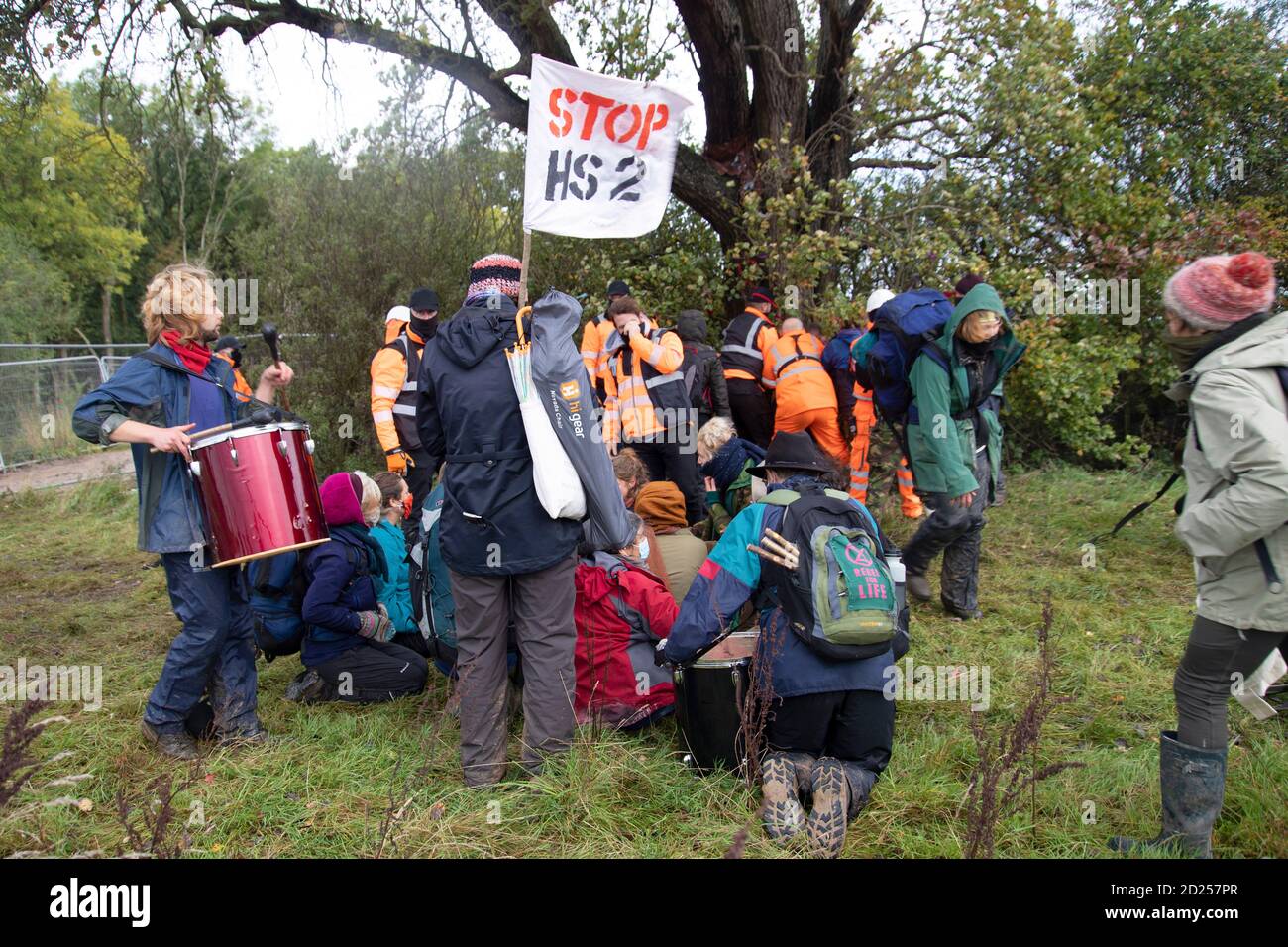 Warwickshire, Royaume-Uni. 05e octobre 2020. Les manifestants HS2 cassent à travers les barycades pour attirer l'attention sur la destruction d'un arbre de 250 ans, arbre de l'année 2015, le Cubbington Pear Tree 05 oct 2020. Lorsque les manifestants s'approchent de l'arbre, ils sont soumis à une force extrême de la part des gardes de sécurité HS2 afin de les empêcher de s'embrasser l'arbre crédit: Denise Laura Baker/Alay Live News Banque D'Images