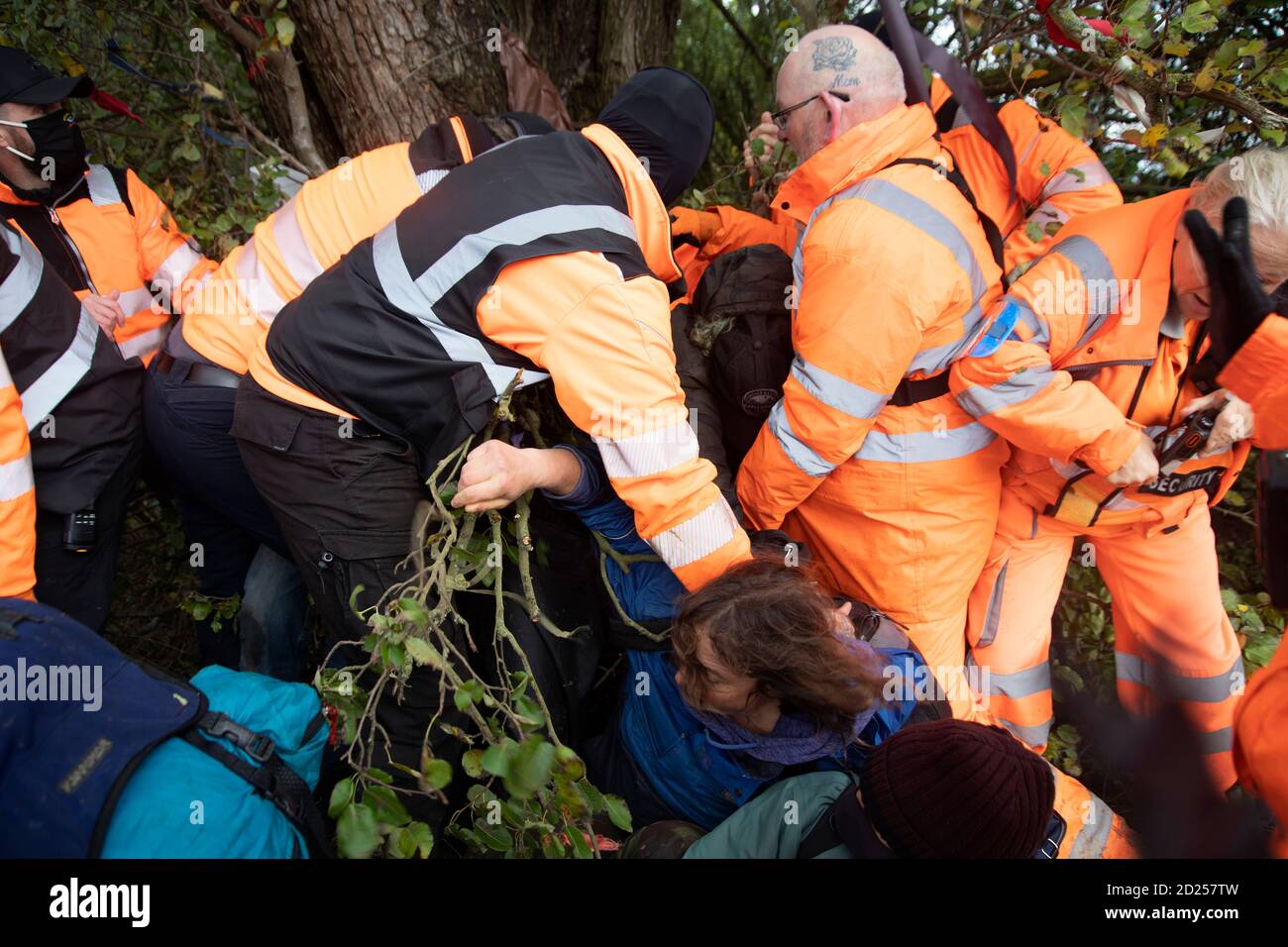 Warwickshire, Royaume-Uni. 05e octobre 2020. Les manifestants HS2 cassent à travers les barycades pour attirer l'attention sur la destruction d'un arbre de 250 ans, arbre de l'année 2015, le Cubbington Pear Tree 05 oct 2020. Lorsque les manifestants s'approchent de l'arbre, ils sont soumis à une force extrême de la part des gardes de sécurité HS2 afin de les empêcher de s'embrasser l'arbre crédit: Denise Laura Baker/Alay Live News Banque D'Images