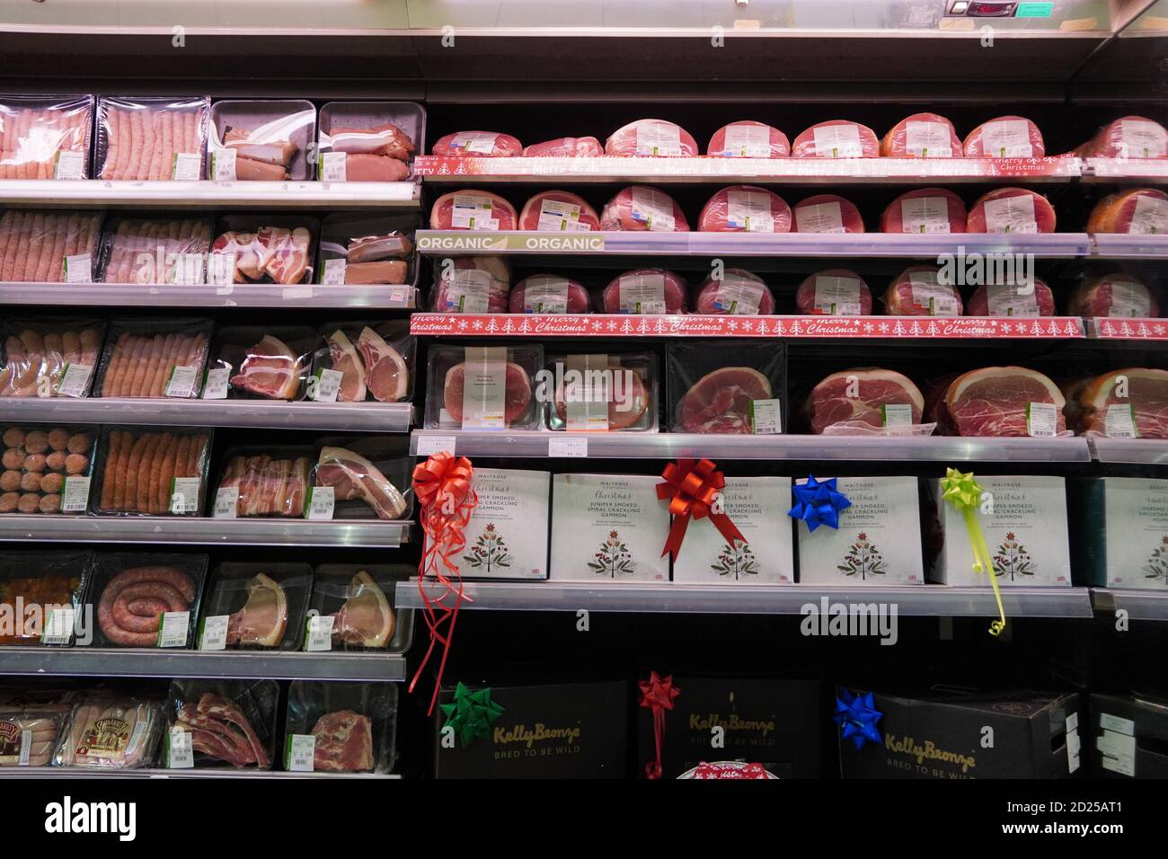 Viande, supermarché, boucher. Paquets de viande au supermarché. Allée de la viande dans le supermarché. Viandes emballées dans la section réfrigérée du supermarché. Bacon, Banque D'Images
