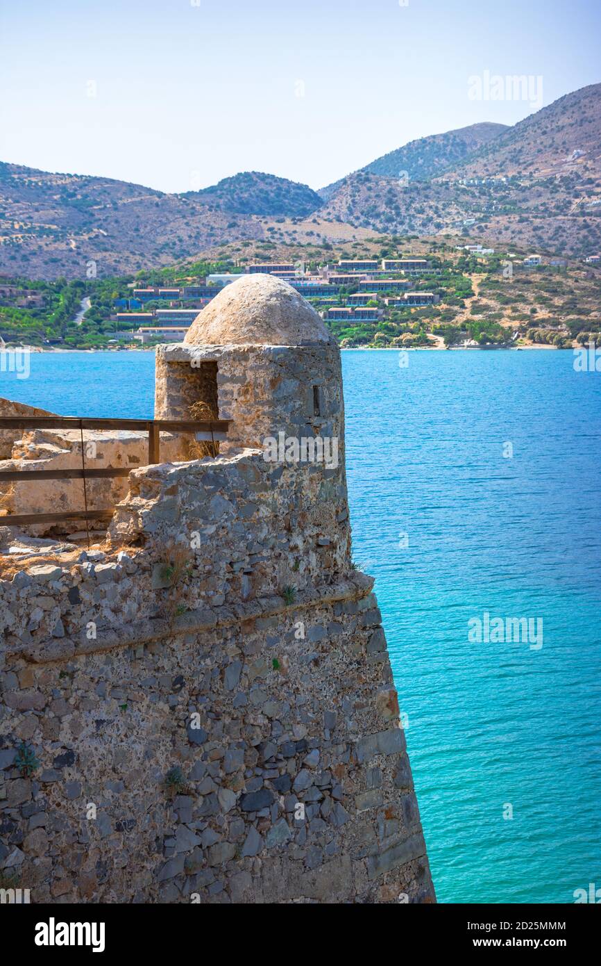 Vue sur l'île de Spinalonga avec mer calme. Ici ont été isolés des lépreux, les humains avec la maladie de Hansen, le golfe d'Elounda, Crète, Grèce. Banque D'Images