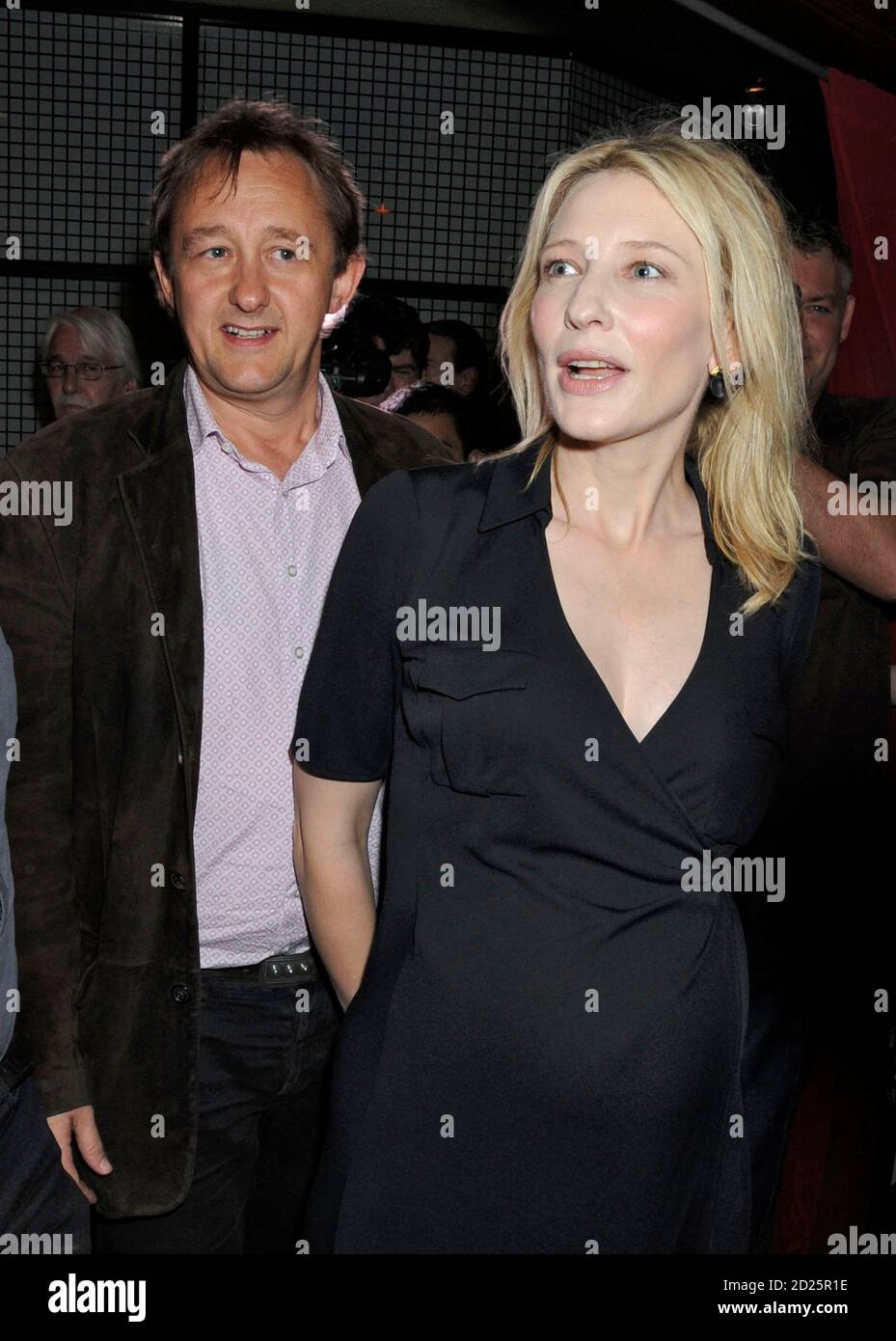 L'actrice Cate Blanchett arrive avec son mari Andrew Upton pour les Sydney Theatre Awards au Paddington RSL Club à Sydney le 21 janvier 2008. REUTERS/Patrick Riviere (AUSTRALIE) Banque D'Images
