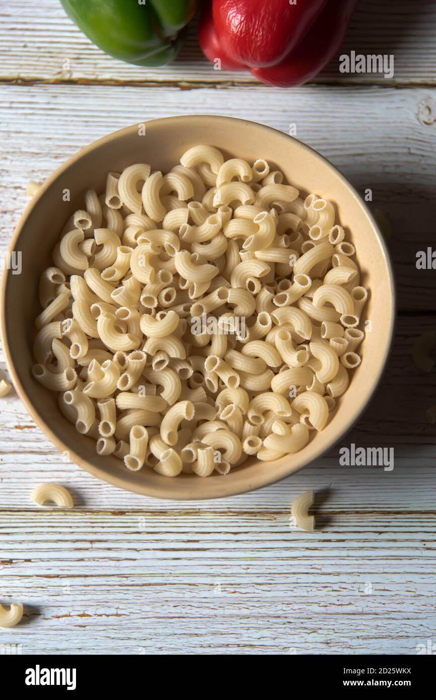 Pâtes macaroni dans un bol avec utilisation de la mise au point sélective. Banque D'Images