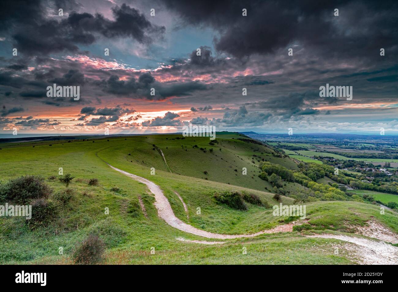 Nuages épars au-dessus du village de Fulking et vues vers le hiill de trulleigh et la mer sur le parc national de South Downs depuis Devil's Dyke, Sussex, Angl Banque D'Images