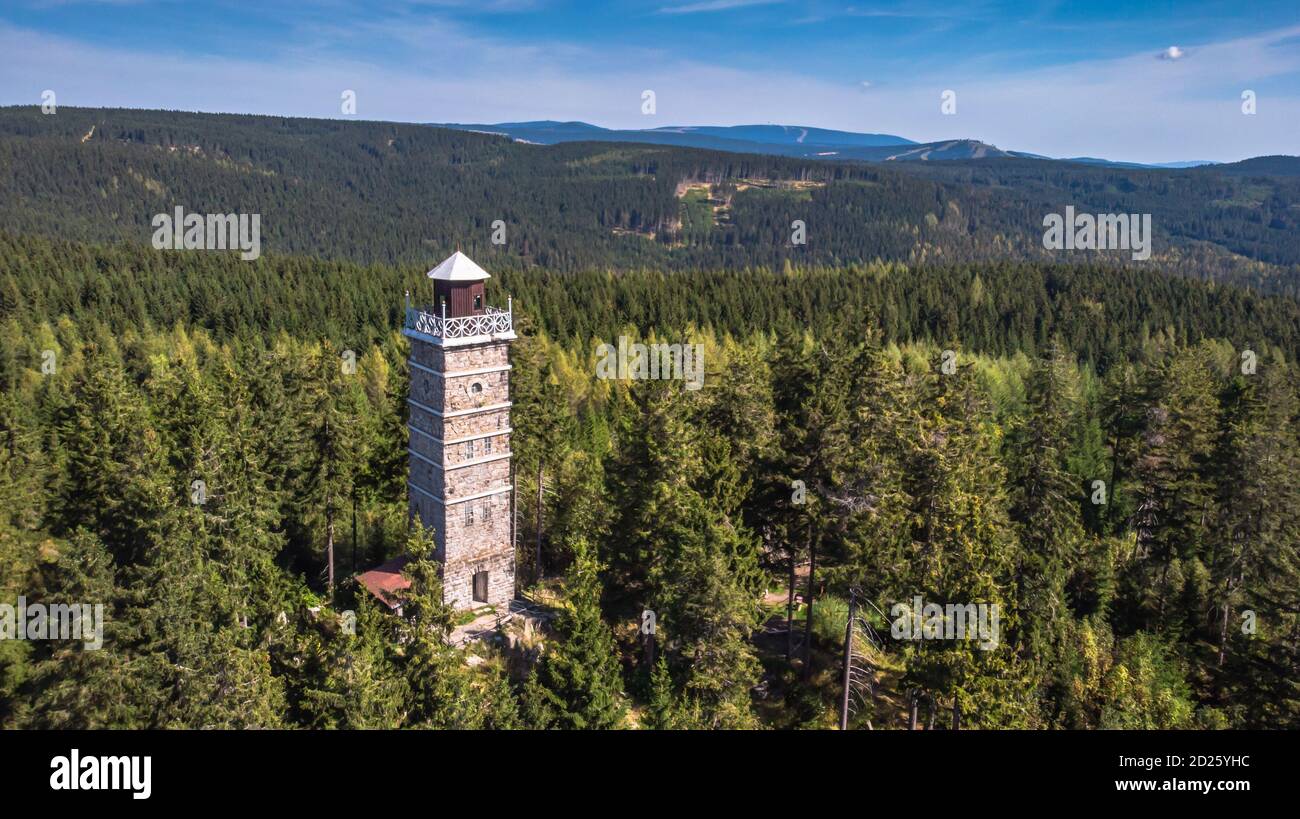 Pajndl, République Tchèque - vue aérienne de l'ancienne tour d'observation en pierre dans les montagnes d'Ore, CZ: Krusne hory. Vue panoramique sur la chaîne de montagnes, la forêt Banque D'Images