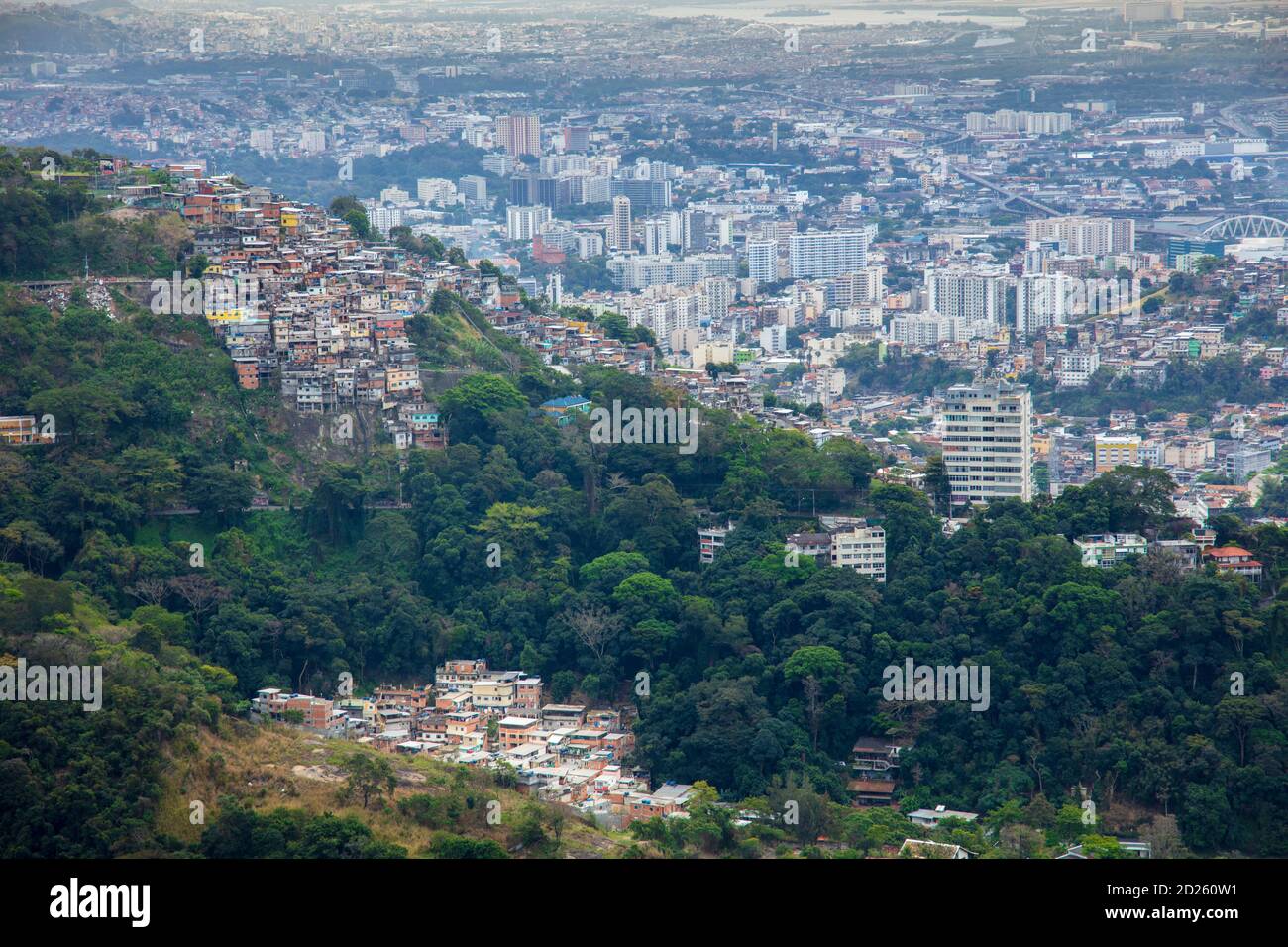 Vue sur le centre-ville de Rio et une communauté de favela slum dans le quartier de Santa Teresa, Rio de Janeiro, Brésil Banque D'Images