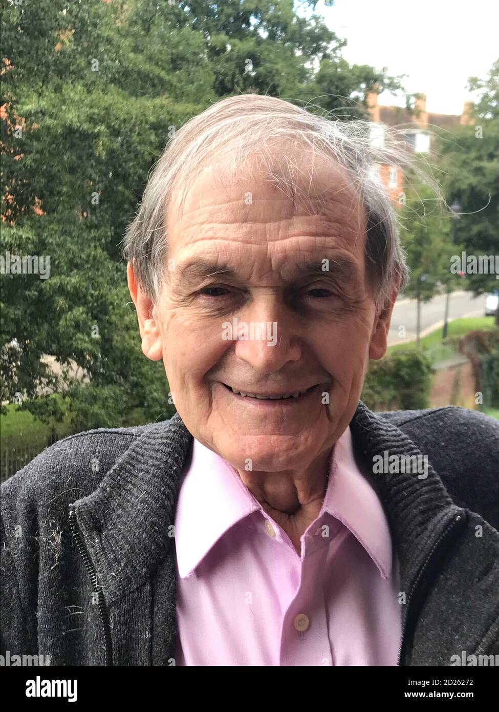 Oxford, Royaume-Uni. 06e octobre 2020. Roger Penrose, après avoir entendu la nouvelle qu'il était lauréat du prix Nobel chez lui à Oxford, au Royaume-Uni, le 6 octobre 2020, dans une image publiée aux médias par l'Université d'Oxford. Roger Penrose est l'un des lauréats du Prix Nobel de physique 2020 pour ses travaux sur la découverte d'une meilleure compréhension de l'univers et des trous noirs. (Photo par Dyrol Lumbard/Université d'Oxford via Credit: SIPA USA/Alay Live News Banque D'Images