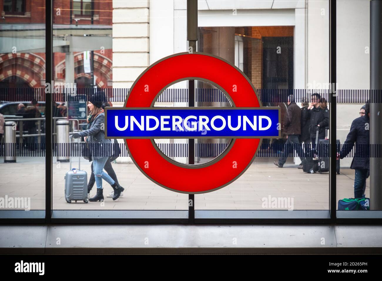 Londres, Royaume-Uni - 2 février 2020 - panneau de métro de Londres à la station Kings Cross avec les touristes de passage Banque D'Images