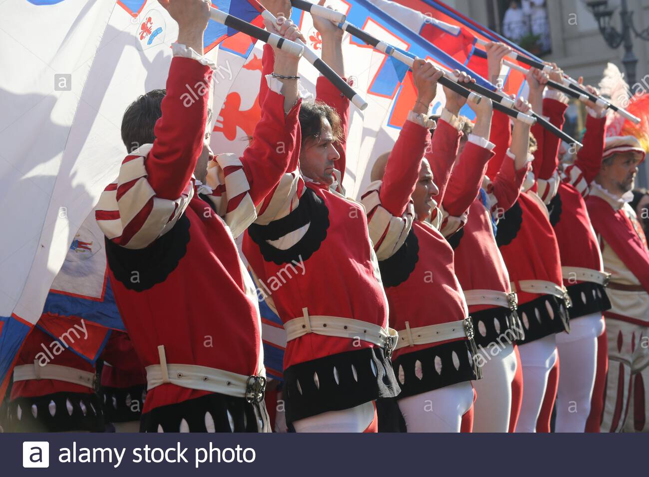 Les participants à l'explosion des cérémonies du Cart ont présenté un spectacle au public à Florence à l'heure de Pâques. Banque D'Images