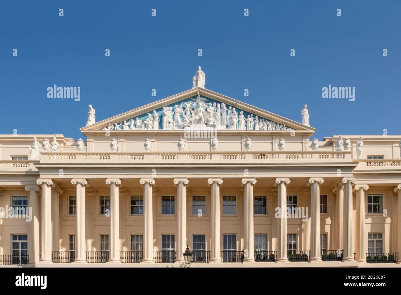 Londres, Regent's Park, Cumberland Terrace, décoration en stuc sur des maisons en terrasse exclusives de luxe par l'architecte royal John Nash Banque D'Images