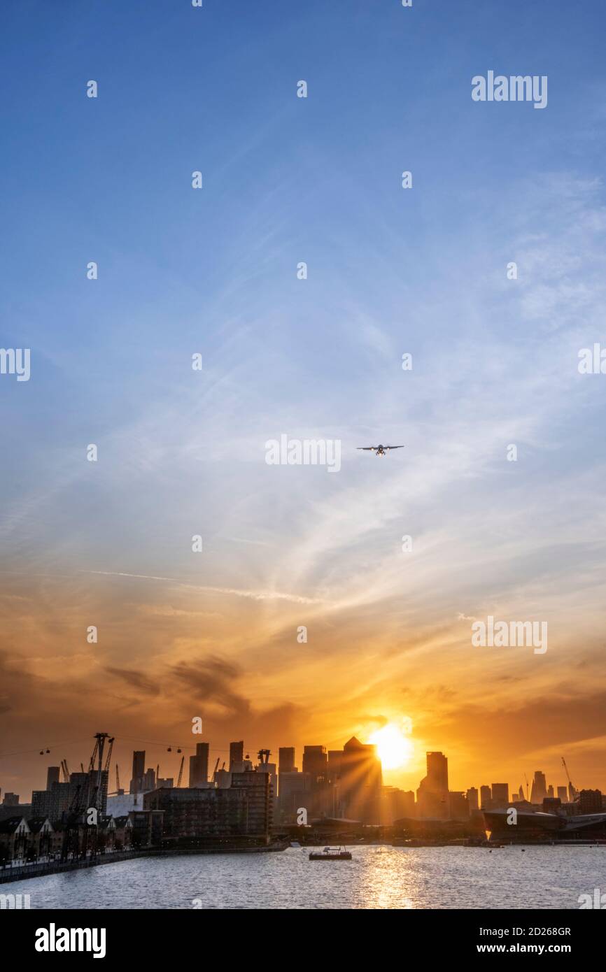 Royaume-Uni, Londres, coucher de soleil, vue imprenable sur la ville de Londres avec avion et grand espace de copie Banque D'Images