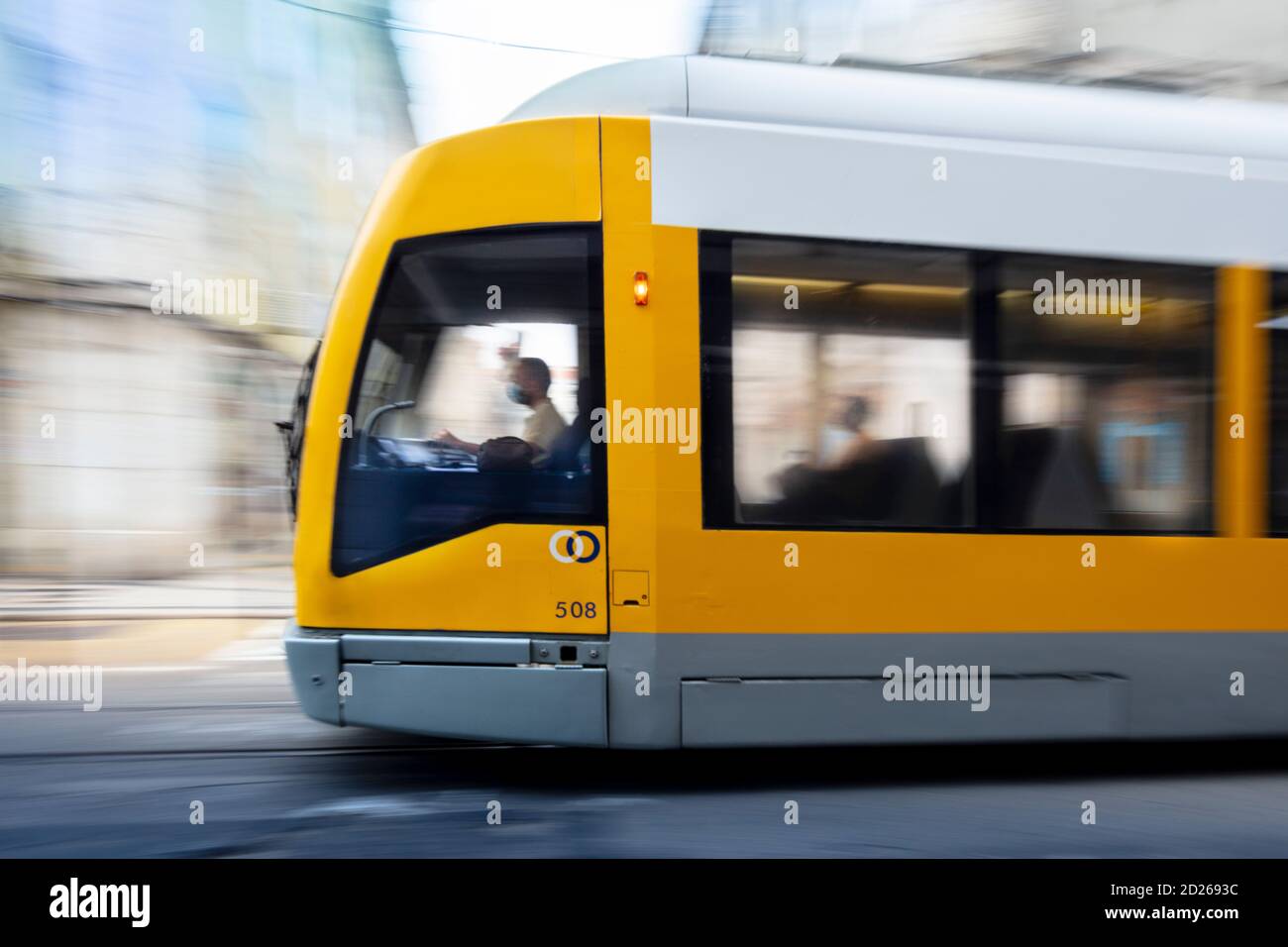 Portugal, Lisbonne, un train léger Siemens Soreframe ou tramway dans le centre-ville Banque D'Images Portugal, Lisbonne, un train léger Siemens Soreframe ou tramway dans le centre-ville Banque D'Images