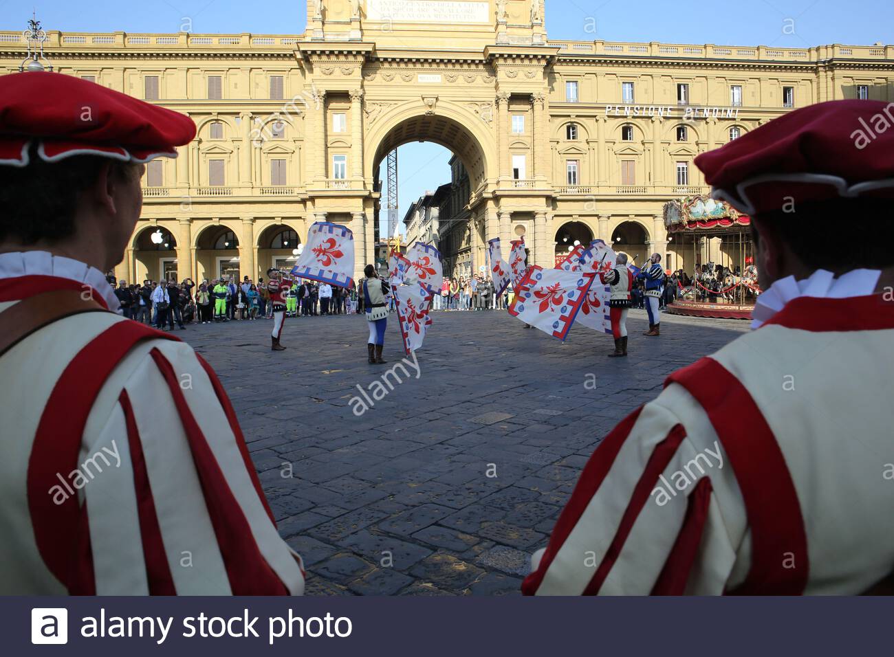 Les participants à l'explosion des cérémonies du Cart ont présenté un spectacle au public à Florence à l'heure de Pâques. Banque D'Images