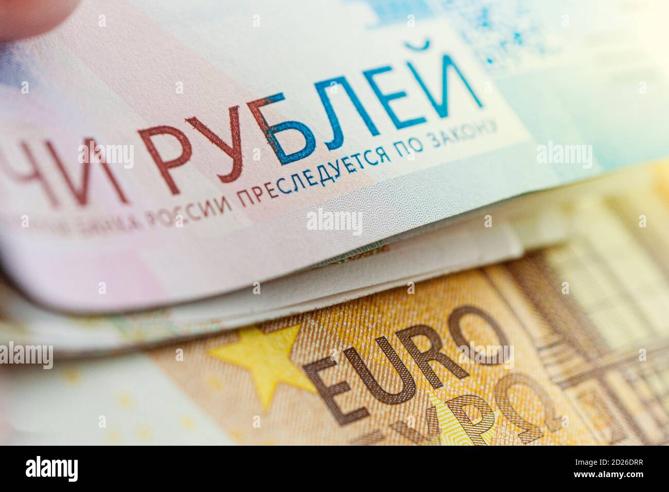 échange d'euros contre des roubles. dévaluation de la monnaie. Gros plan sur les billets. Le concept de la crise financière. Banque D'Images