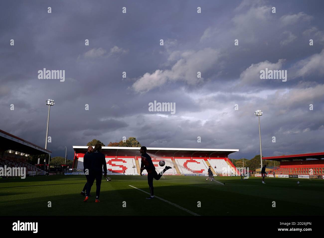 Les joueurs s'échauffent sur le terrain avant le match de Trophée de l'EFL au stade Lamex, à Stevenage. Banque D'Images
