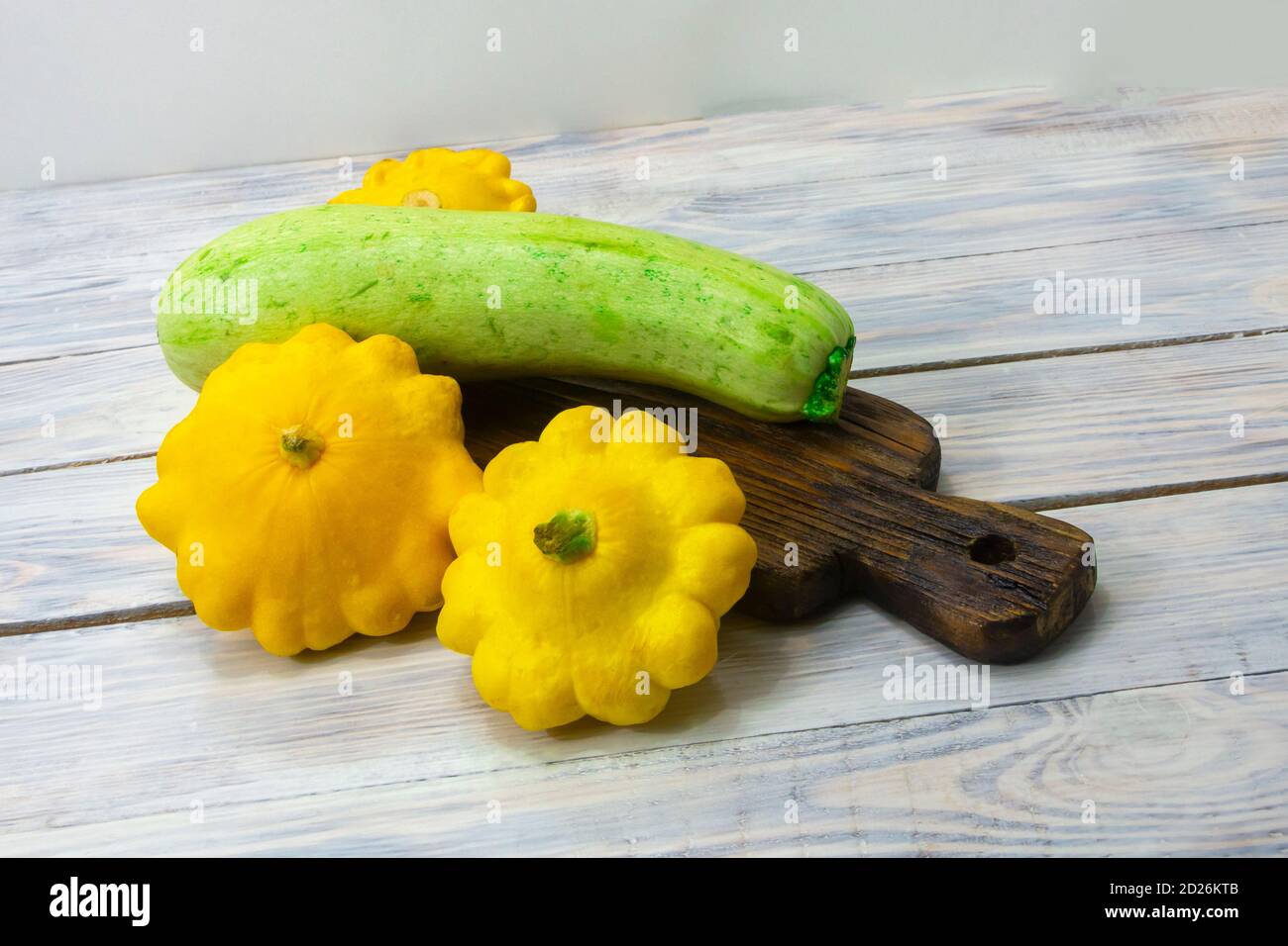 Courgettes courgettes et mini-patty jaune sur table en bois gros plan. Concept d'alimentation saine. Banque D'Images