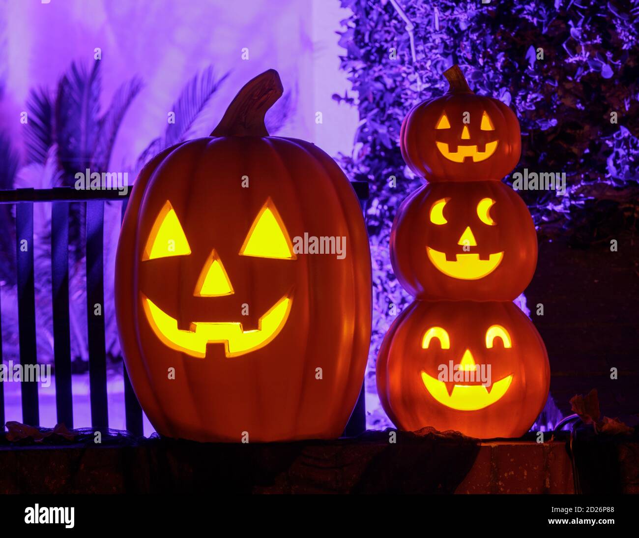 Jack o lanternes décorant la maison à Halloween Banque D'Images