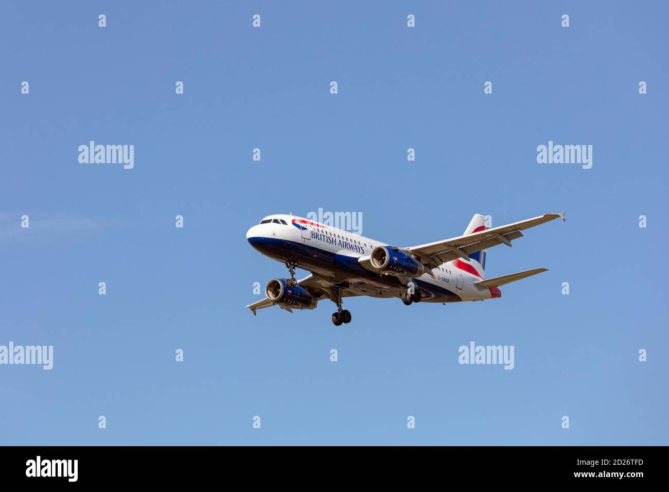 Airbus A319-100 de British Airways avec train d'atterrissage vers le bas. Banque D'Images