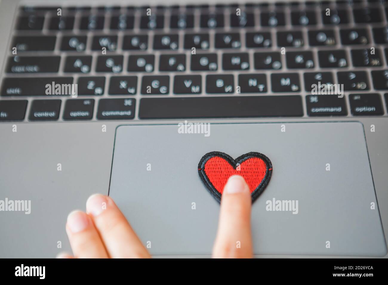 symbole coeur rouge sur le clavier de l'ordinateur portable. rencontres en  ligne Photo Stock - Alamy