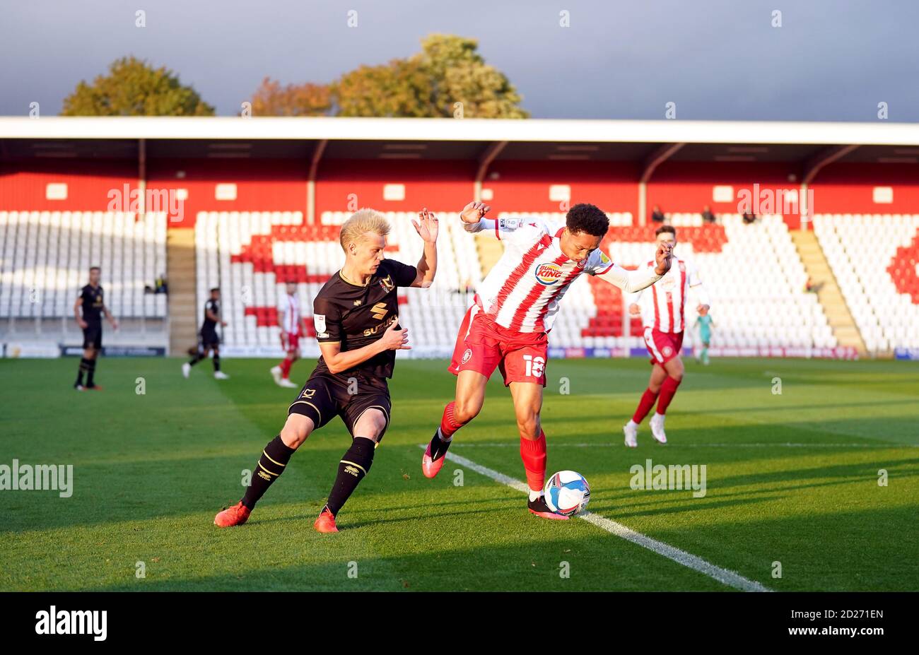 Milton Keynes lutte pour le ballon Lasse Sorensen et Mackye Townsend-West de Stevenage (à droite) lors du match du Trophée EFL au stade Lamex, Stevenage. Banque D'Images
