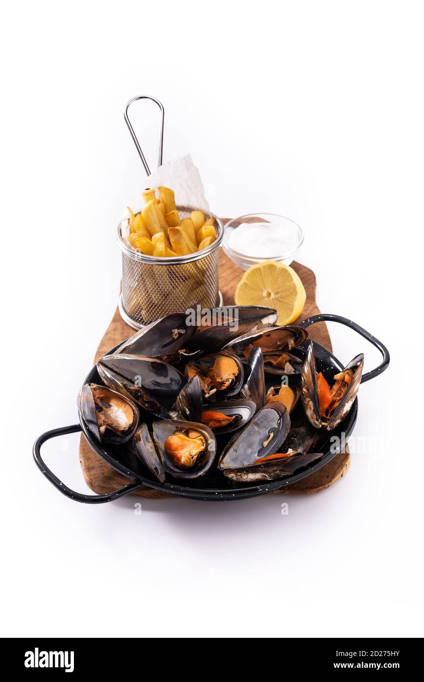 Moules et frites ou moules-frites isolées sur fond blanc Banque D'Images