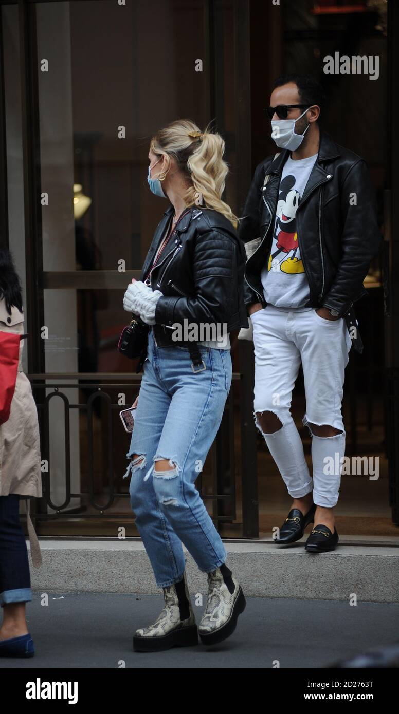 Milan, Chiara Ferragni shopping de luxe à Cartier Chiara Ferragni arrive  dans le centre et entre dans le prestigieux magasin de bijoux de via  Montenapoleone à 'Cartier'. Accompagnée d'une amie, elle montre