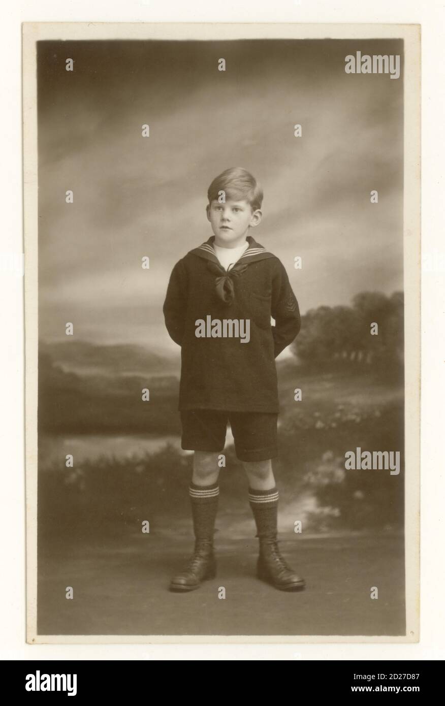 Portrait de studio de carte postale des années 1920 d'un adorable garçon de Londres, portant un costume de marin, daté du 1927 mars au dos, Hammersmith, Londres, Royaume-Uni Banque D'Images