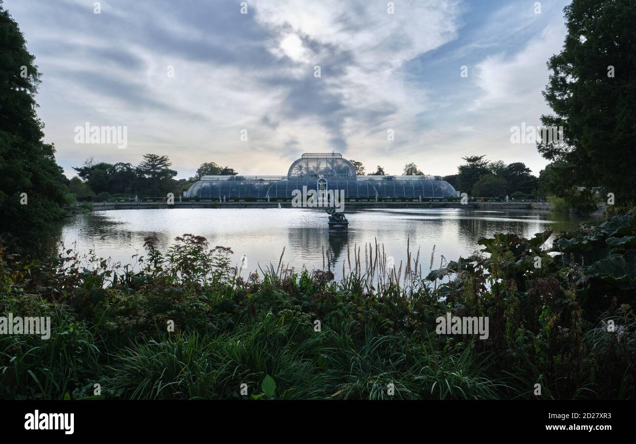 Le Palm House et le lac dans les jardins botaniques royaux, Kew à l'aube Banque D'Images
