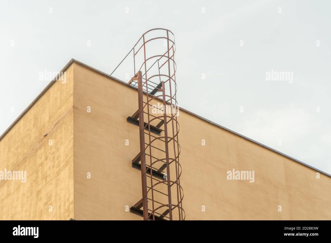 Escaliers vers le toit du bâtiment à proximité. Vue de dessous Banque D'Images
