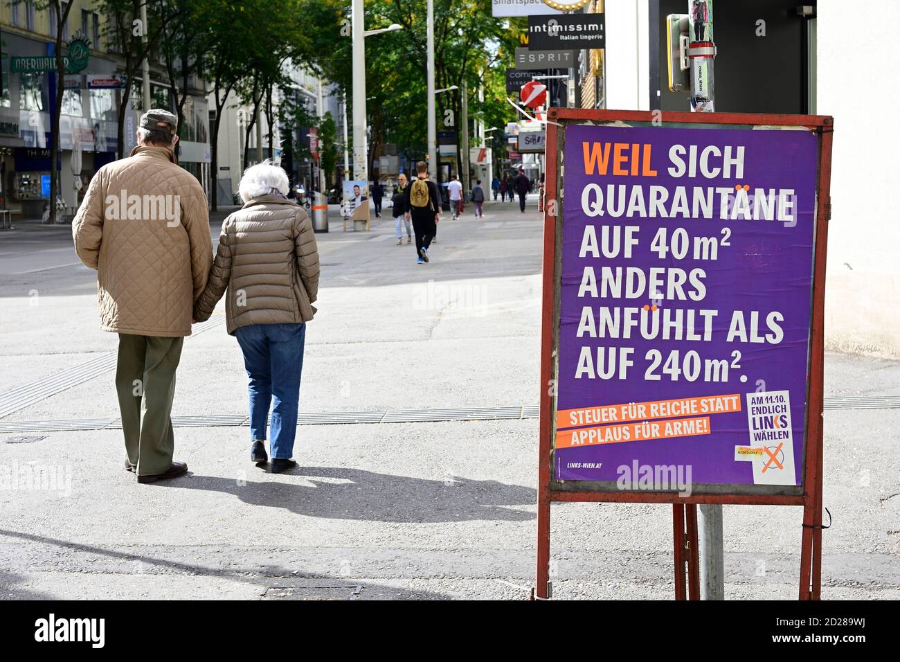 Vienne, Autriche. Affiche électorale (enfin, à gauche) dans Mariahilferstrasse. Parce que la quarantaine se sent différente sur 40 mètres carrés que sur 240 carrés Banque D'Images
