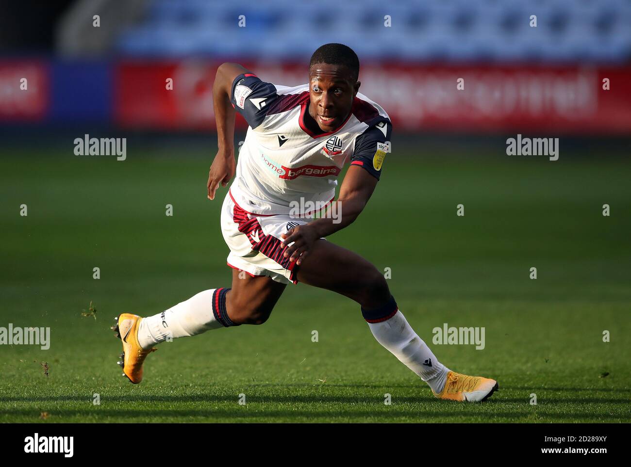 Bolton Wanderers Liam Gordon lors du match de Trophée de l'EFL à Montgomery Waters Meadow, Shrewsbury. Banque D'Images