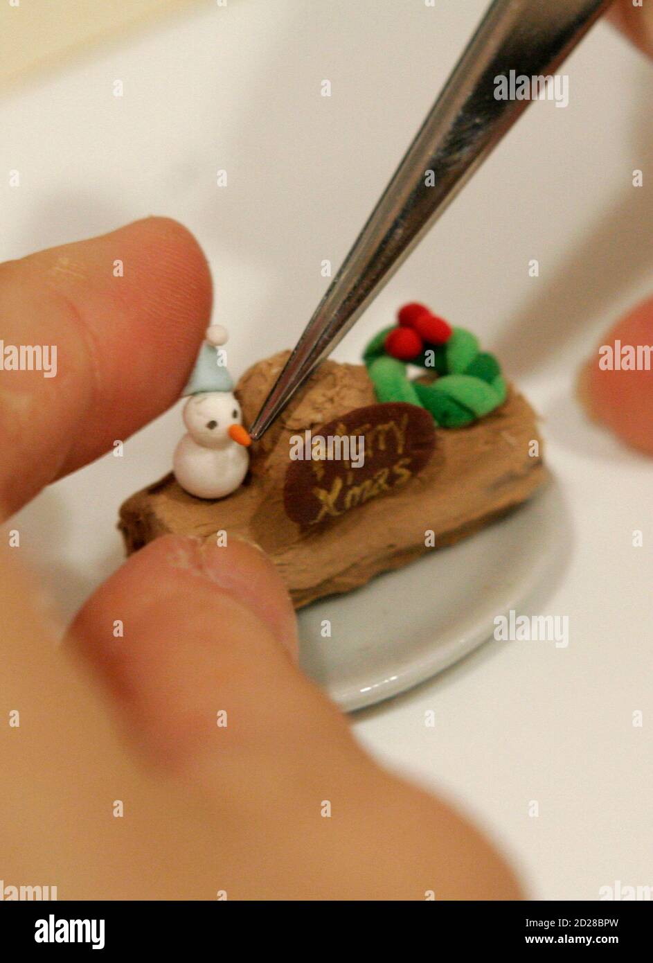 Vickie Lee Fait Un Gateau De Noel Miniature En Argile Dans Un Centre Commercial A Singapour Le 19 Decembre 08 Lee Dirige Craft It Self Une Entreprise Qui Importe De L Argile A Modeler Specialisee