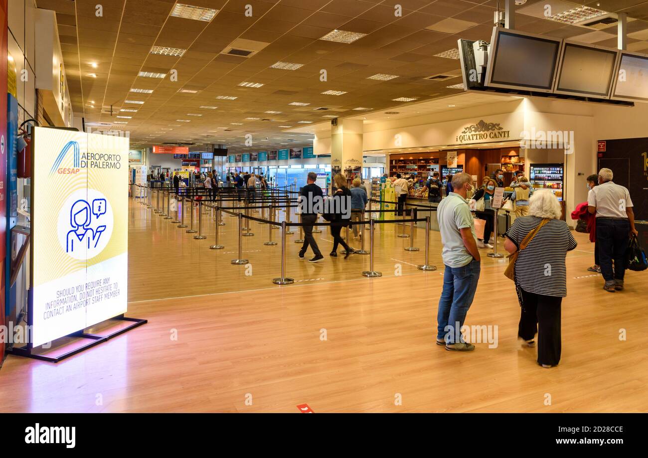 Palerme, Italie - 29 septembre 2020 : intérieur du terminal de départ de l'aéroport Falcone Borsellino de Palerme, Punta Raisi, Sicile Banque D'Images