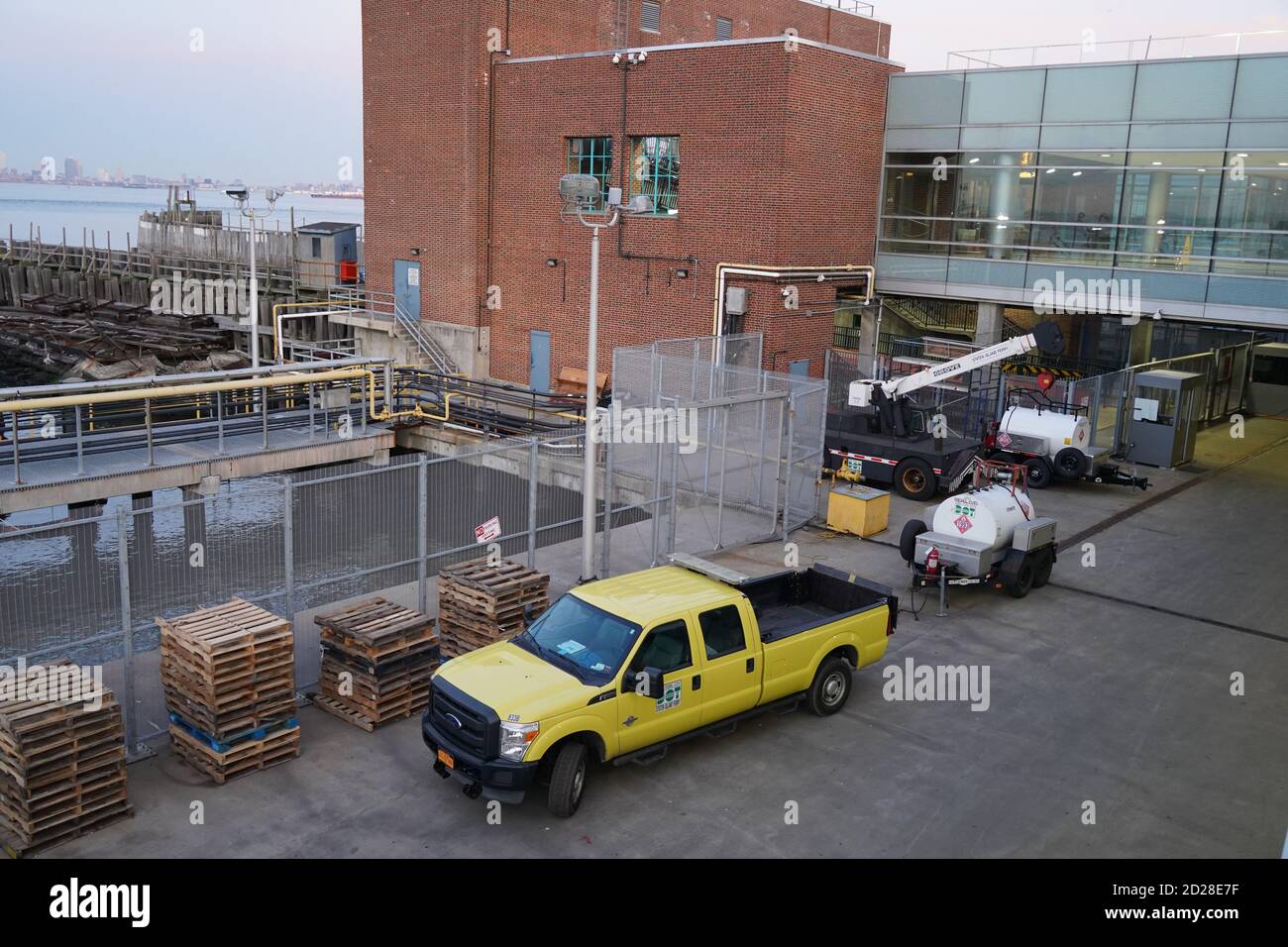 camion jaune dans le port staten île de new york ville Banque D'Images