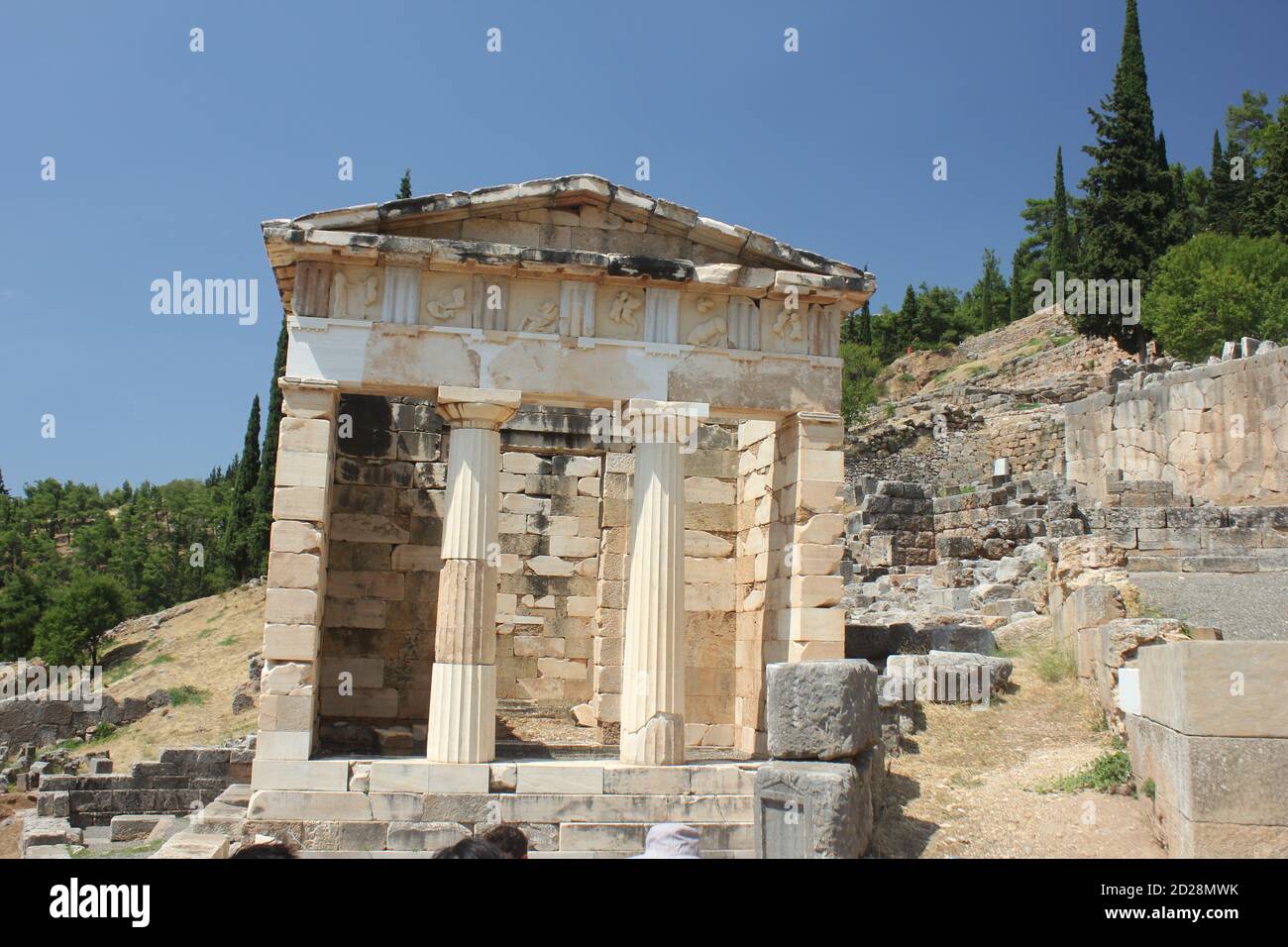 Le Trésor reconstruit d'Athènes, construit pour commémorer leur victoire à la bataille de Marathon, dans le site archéologique de Delphes en Grèce Banque D'Images