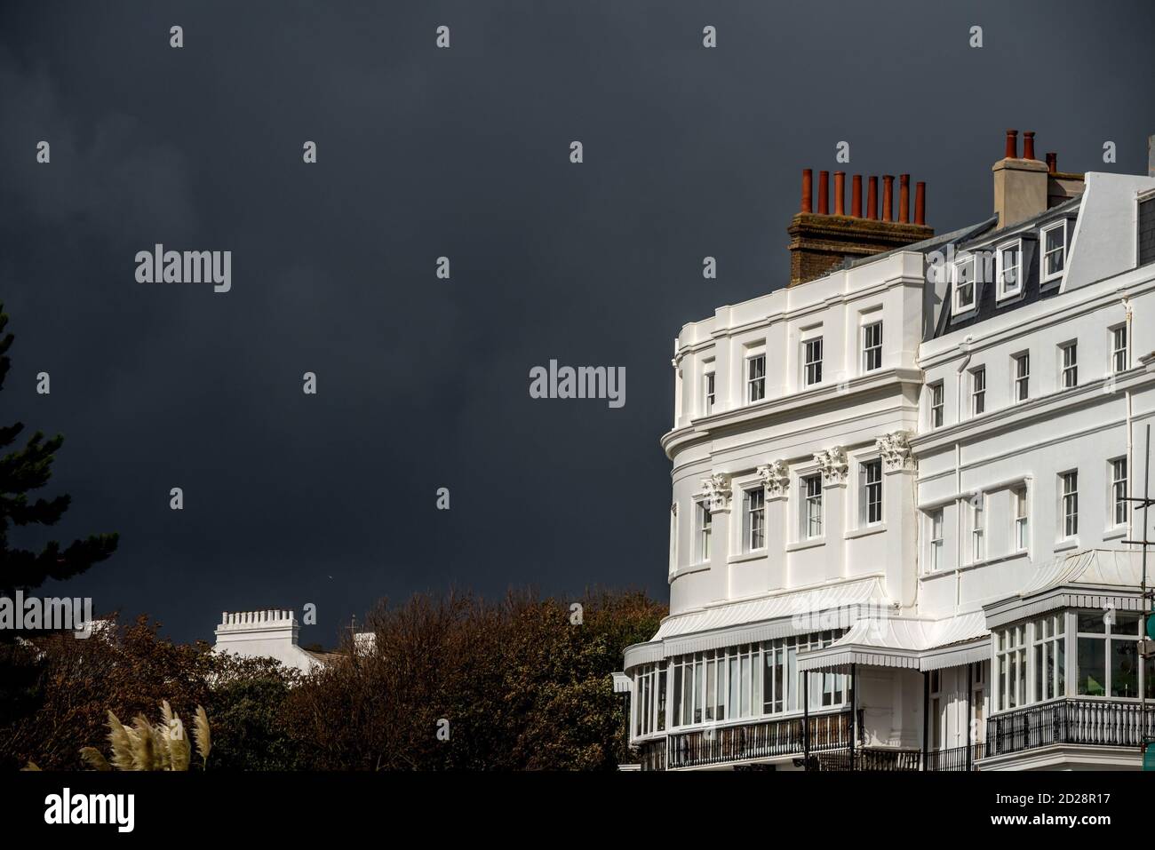 Brighton, le 6 octobre 2020 : des nuages de tempête se rassemblent cet après-midi au-dessus de Sussex Square à Brighton. Crédit : Andrew Hasson/Alamy Live News Banque D'Images