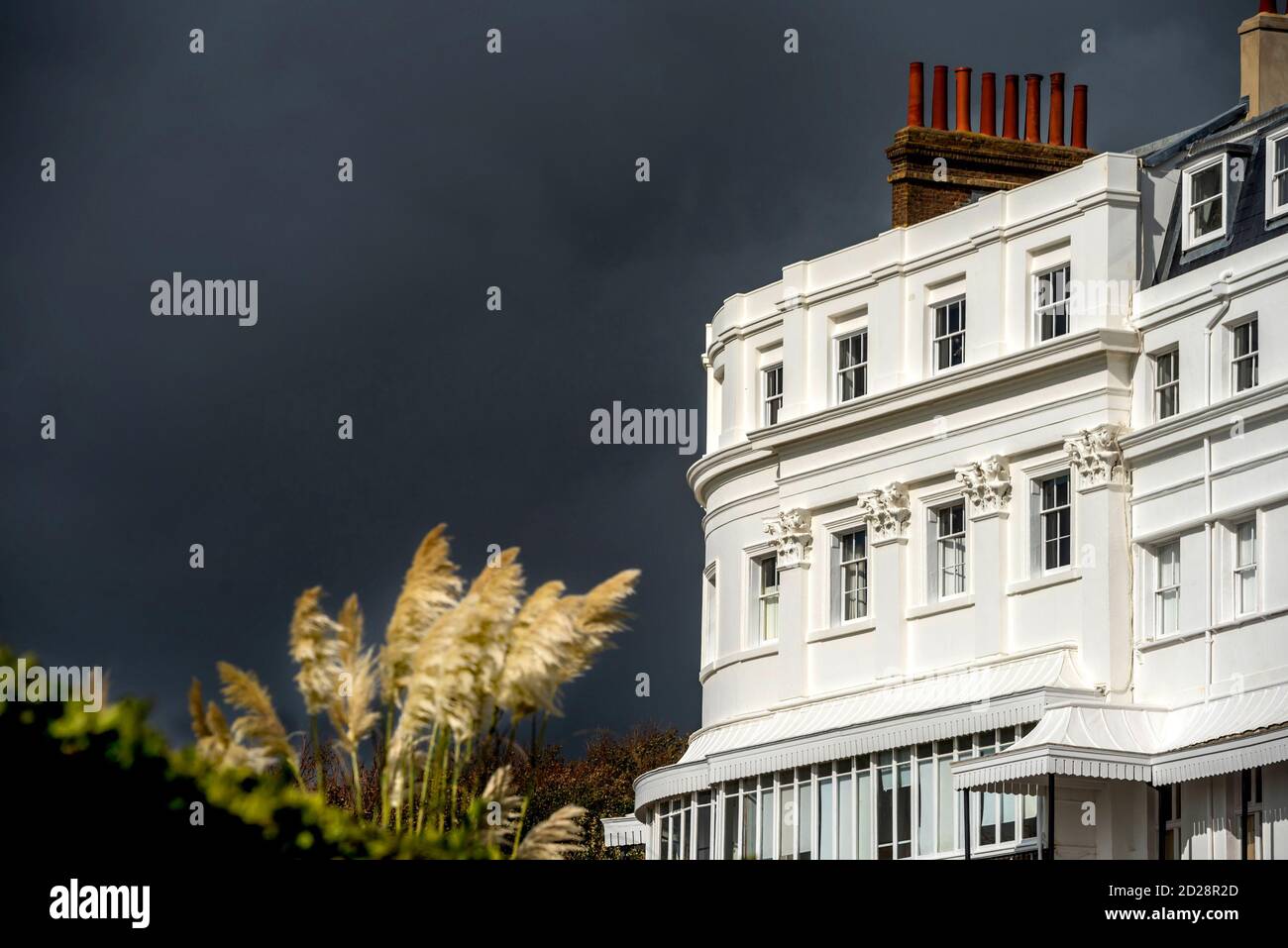 Brighton, le 6 octobre 2020 : des nuages de tempête se rassemblent cet après-midi au-dessus de Sussex Square à Brighton. Crédit : Andrew Hasson/Alamy Live News Banque D'Images