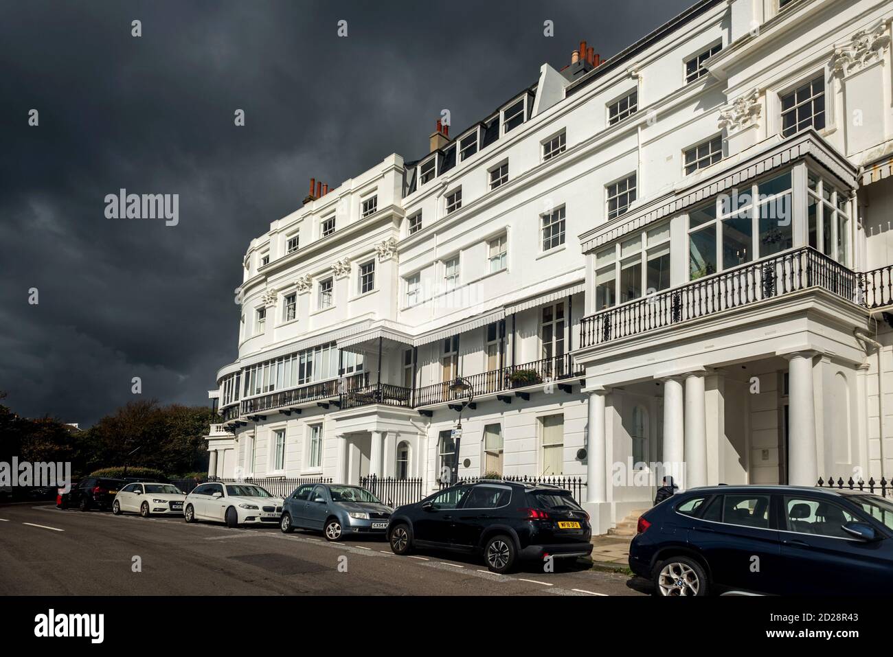 Brighton, le 6 octobre 2020 : des nuages de tempête se rassemblent cet après-midi au-dessus de Sussex Square à Brighton. Crédit : Andrew Hasson/Alamy Live News Banque D'Images
