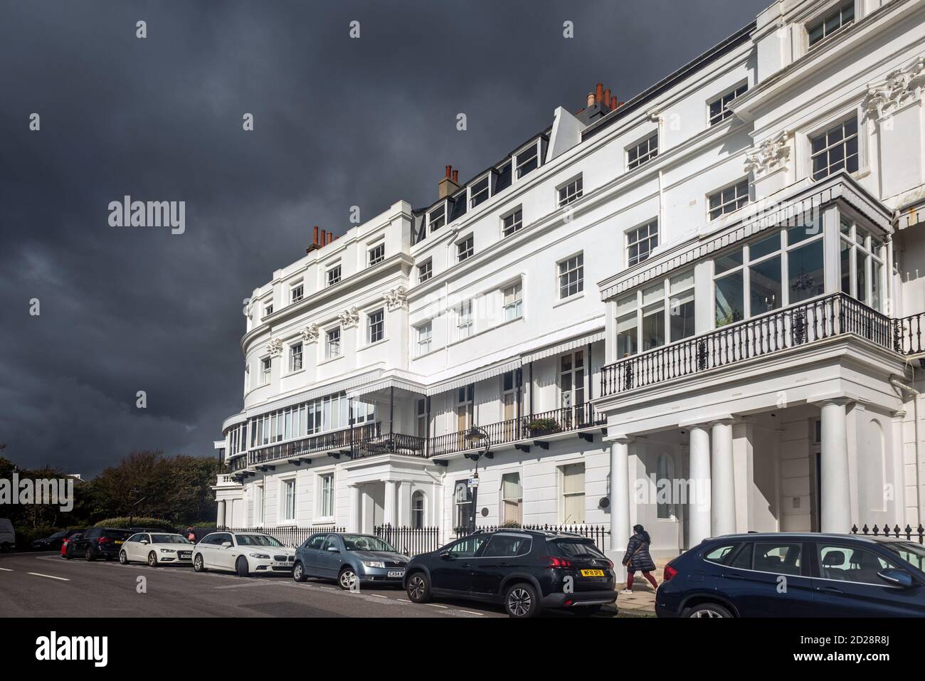 Brighton, le 6 octobre 2020 : des nuages de tempête se rassemblent cet après-midi au-dessus de Sussex Square à Brighton. Crédit : Andrew Hasson/Alamy Live News Banque D'Images